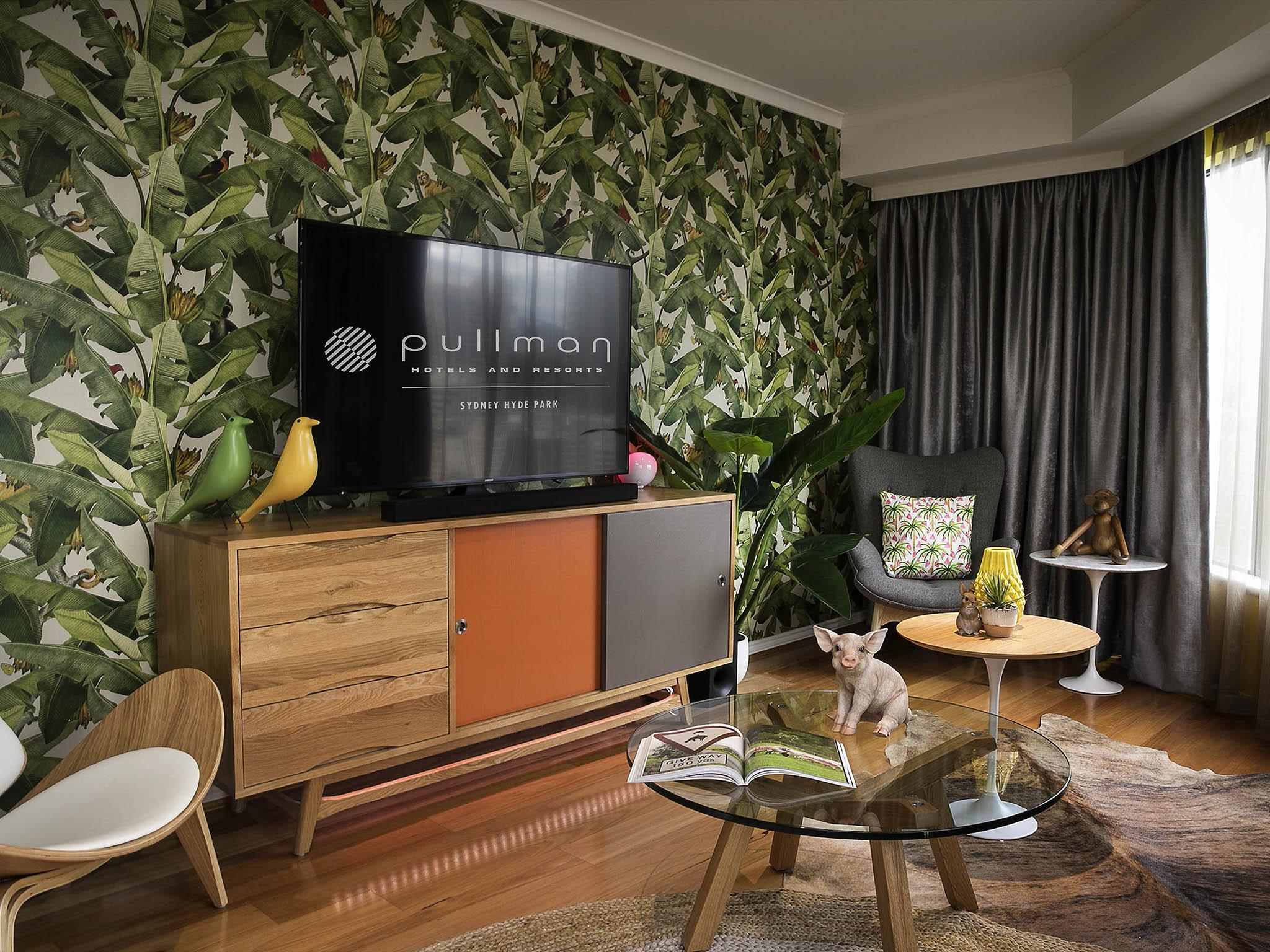 Pullman Sydney Hyde Park Hotel Екстериор снимка A living room with a TV