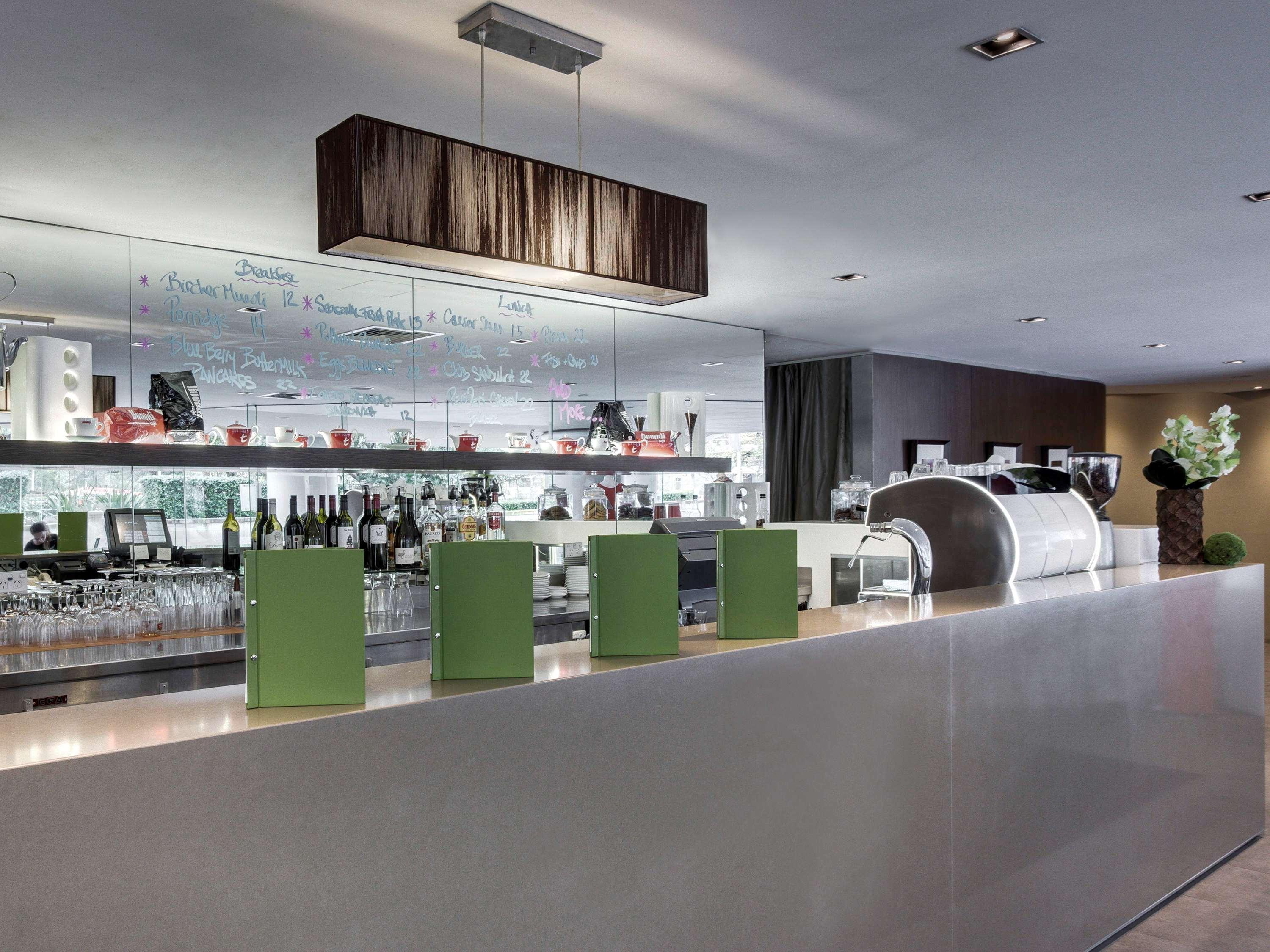 Pullman Sydney Hyde Park Hotel Екстериор снимка The bar at the 2008-opened lounge