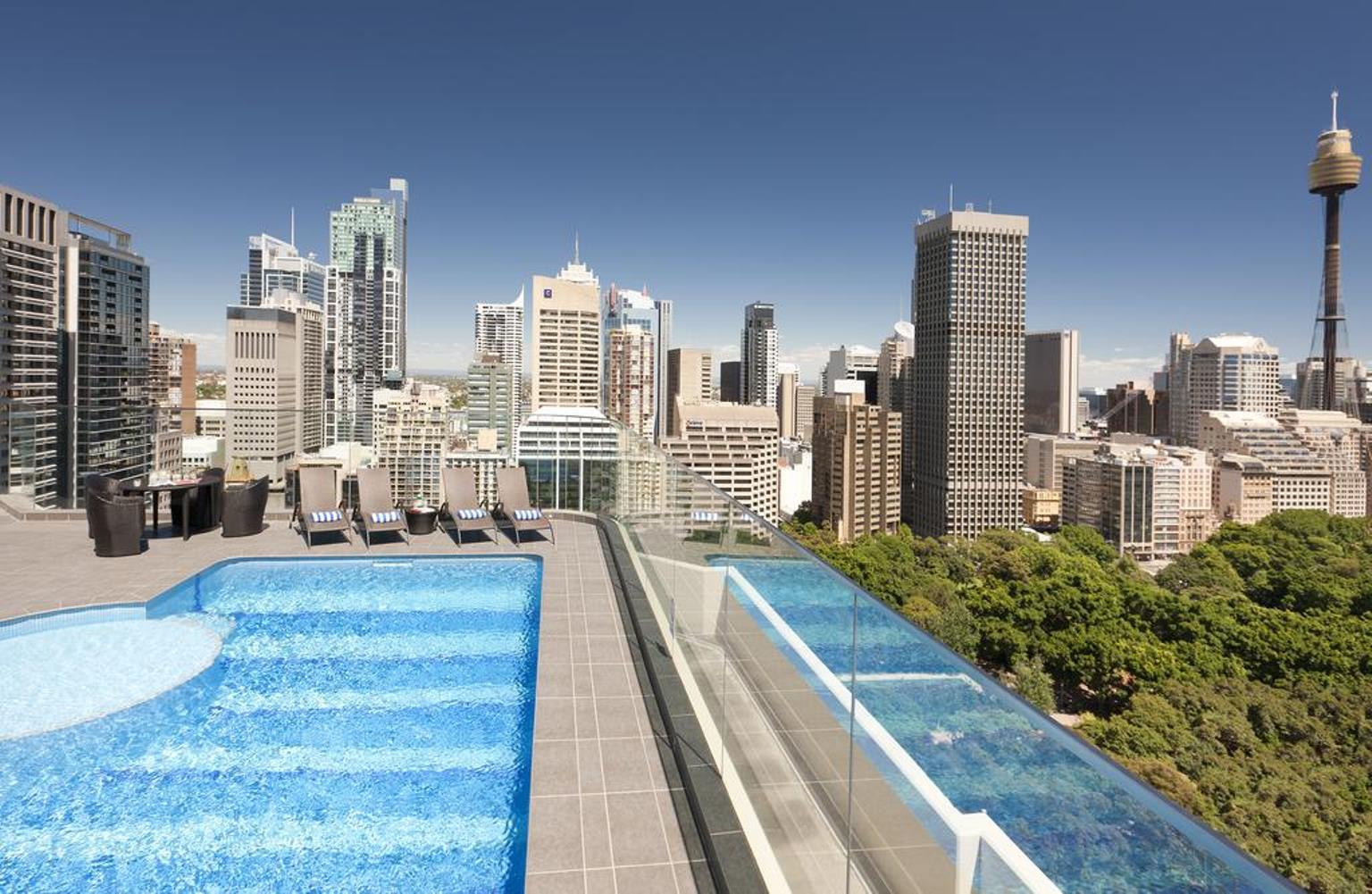 Pullman Sydney Hyde Park Hotel Екстериор снимка The rooftop pool at the Emporium Hotel South Bank