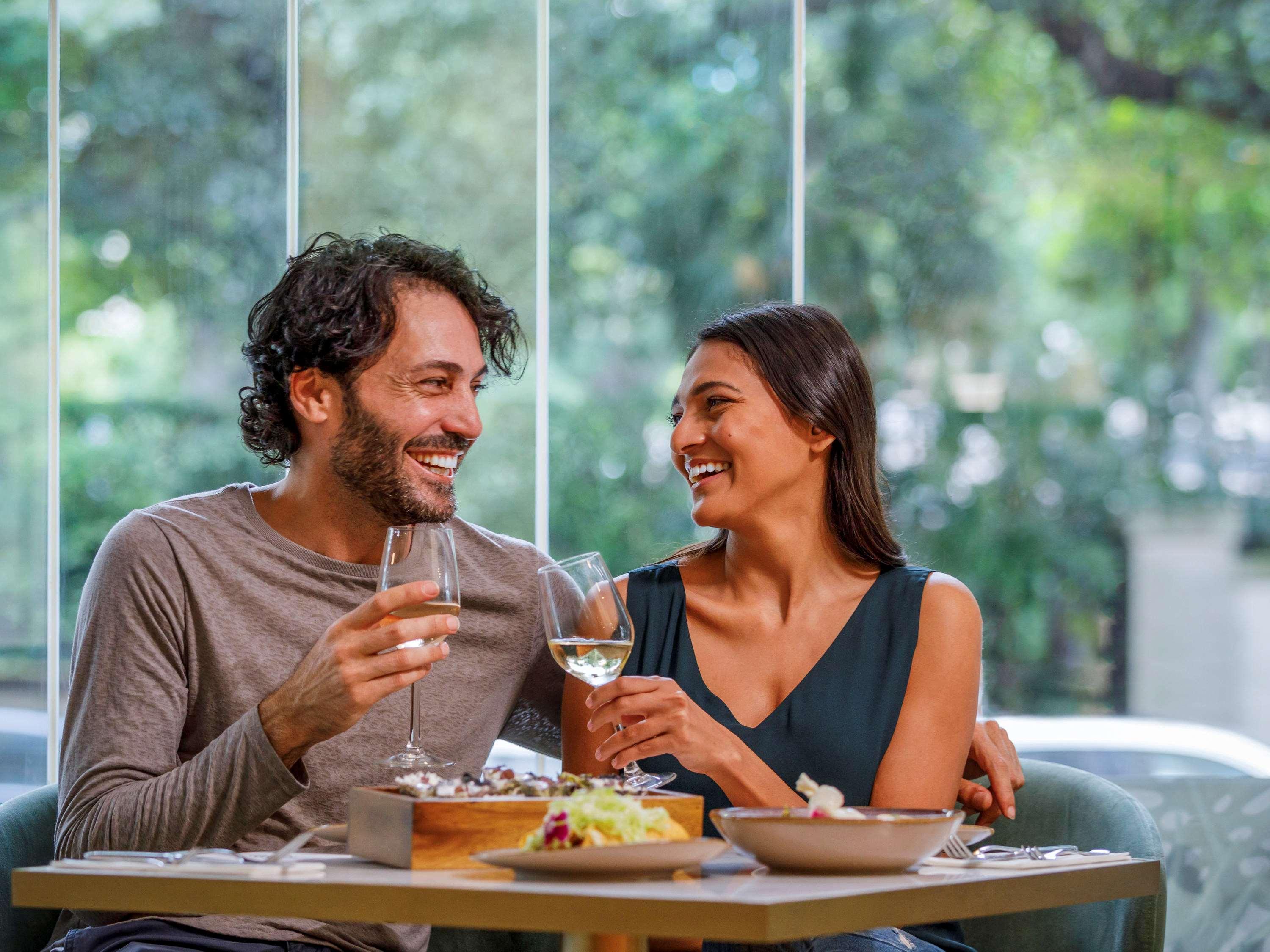 Pullman Sydney Hyde Park Hotel Екстериор снимка A couple dining together