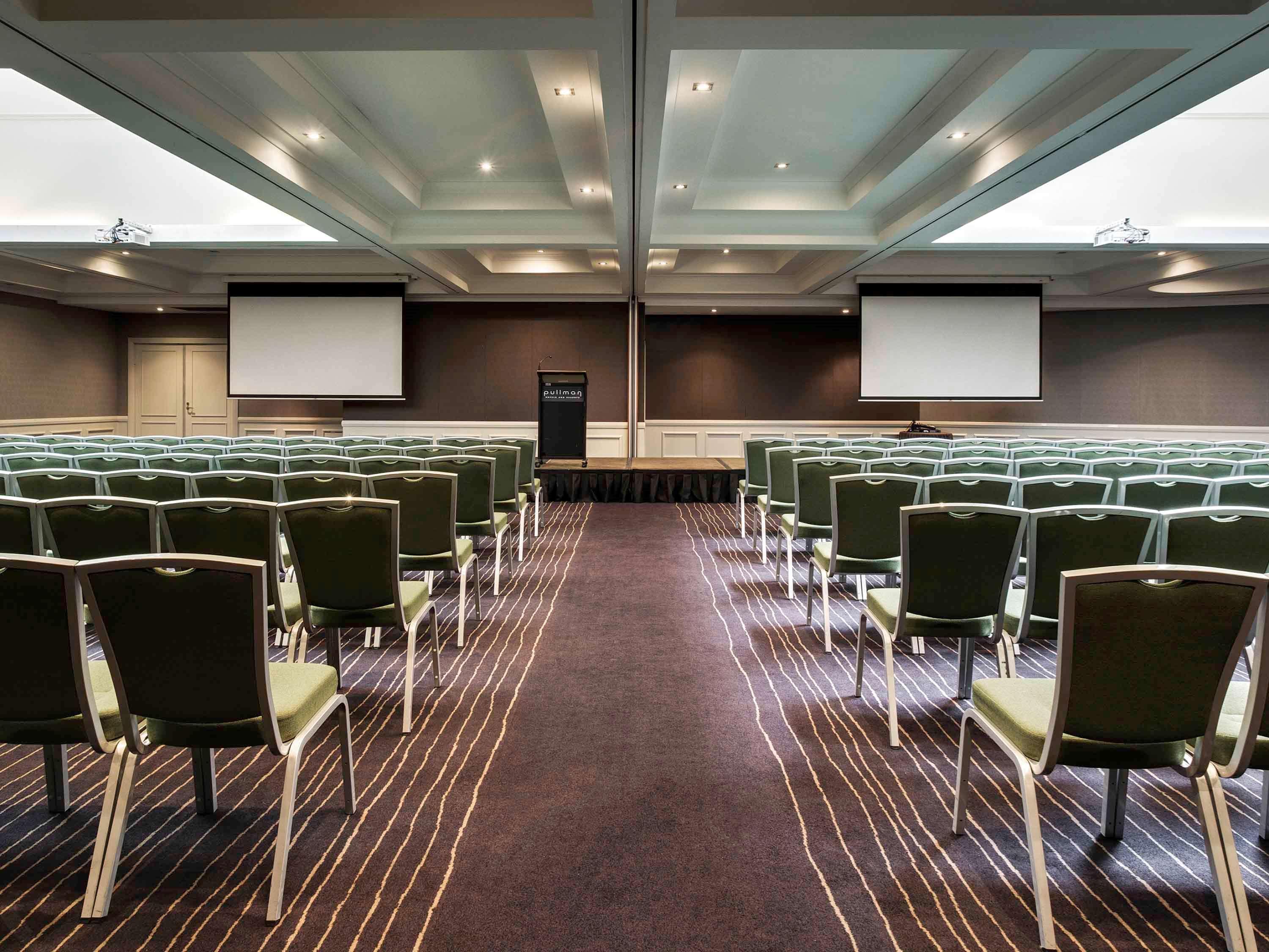 Pullman Sydney Hyde Park Hotel Екстериор снимка The ballroom at the Crowne Plaza Hotel, Manchester