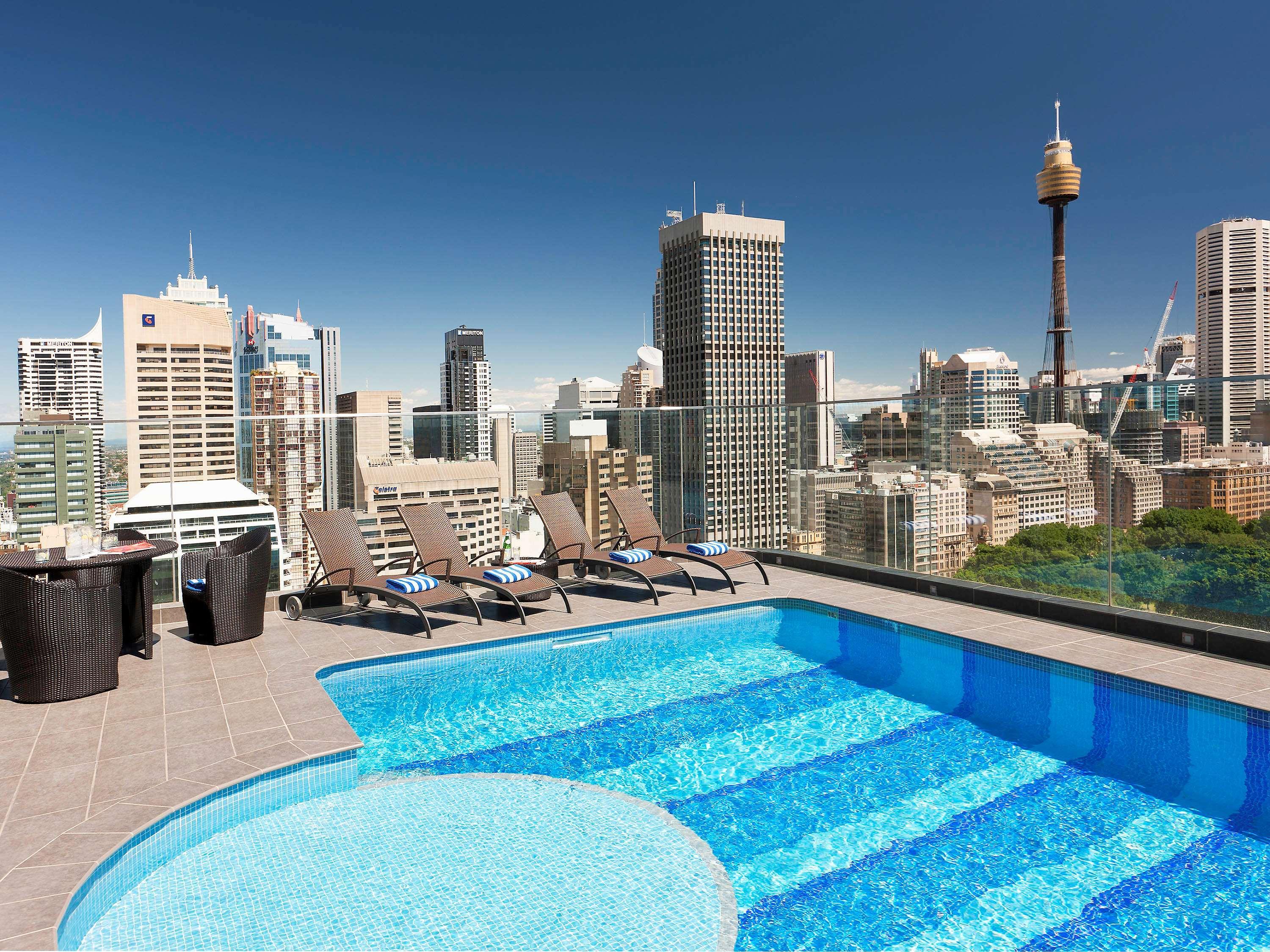 Pullman Sydney Hyde Park Hotel Екстериор снимка The rooftop pool at the hotel