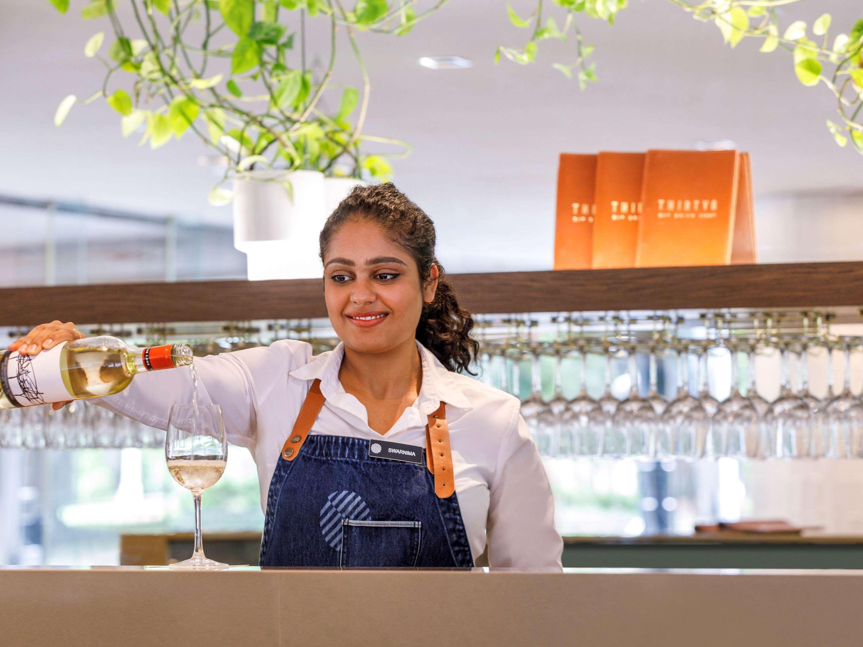 Pullman Sydney Hyde Park Hotel Екстериор снимка A bartender at work