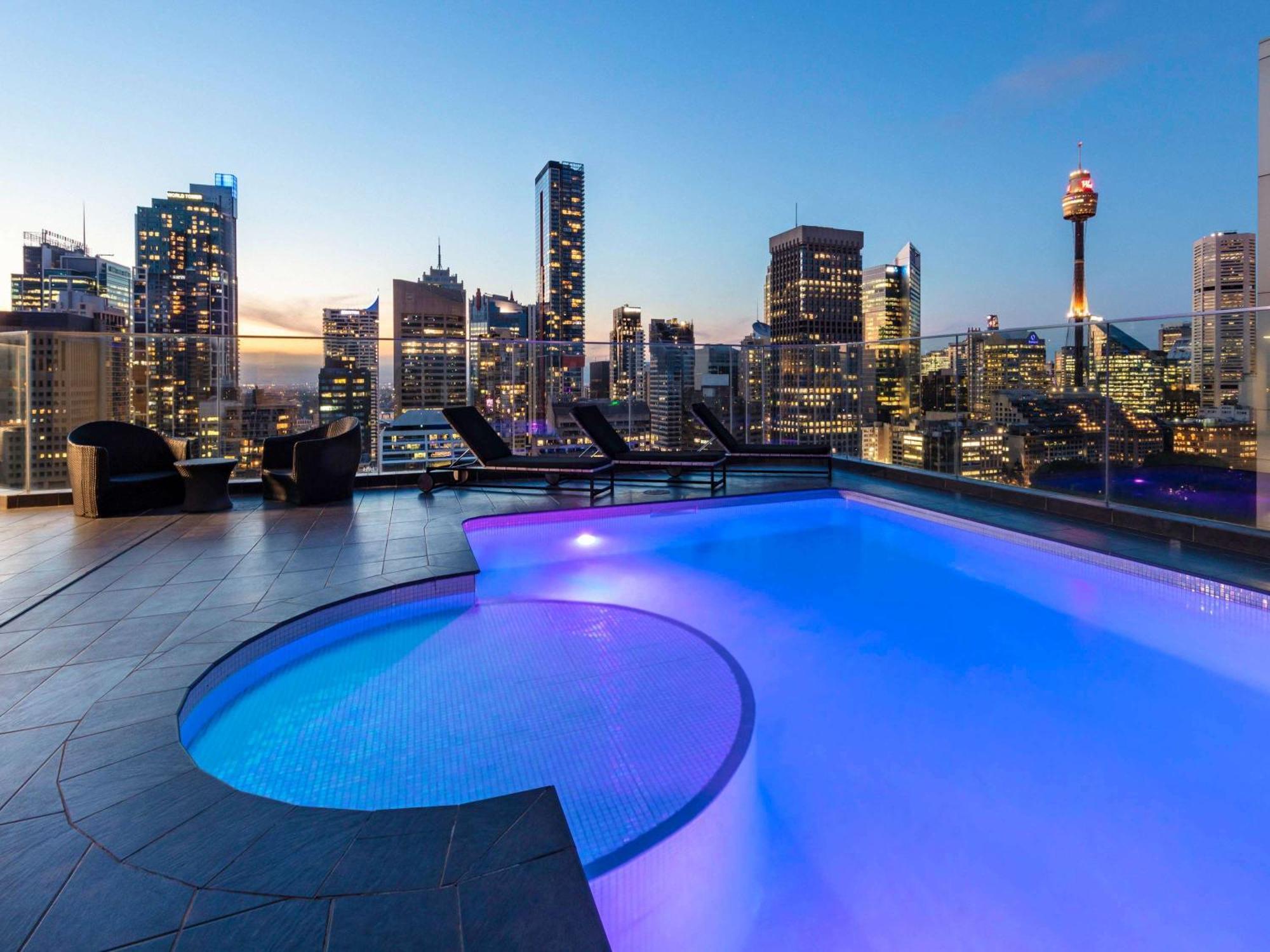 Pullman Sydney Hyde Park Hotel Екстериор снимка The rooftop pool at the hotel