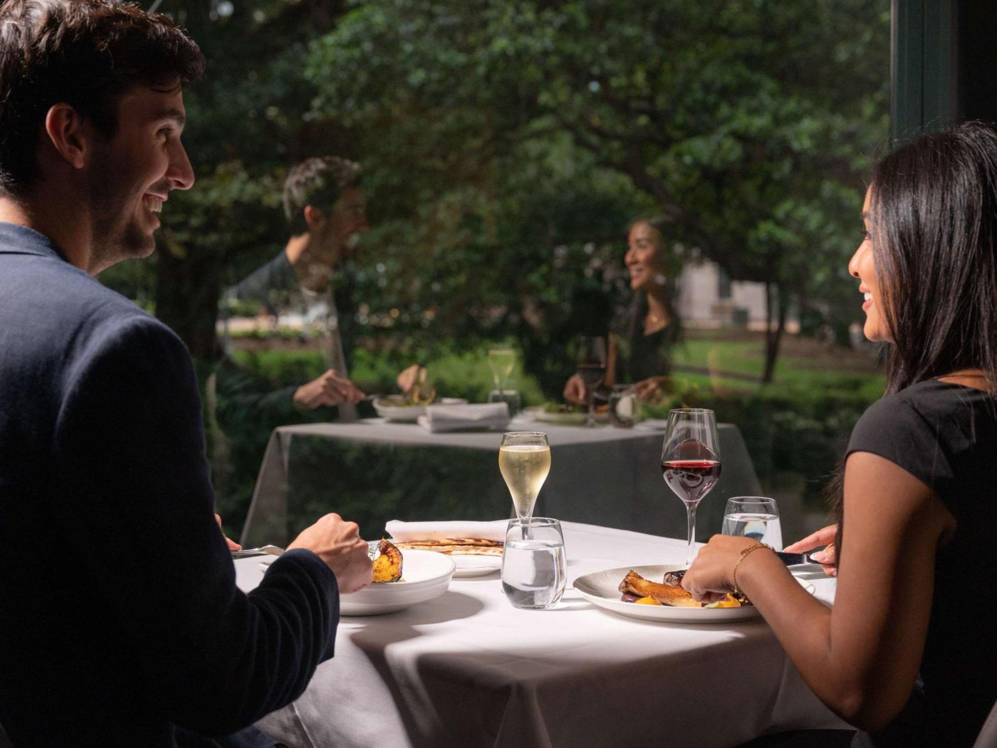 Pullman Sydney Hyde Park Hotel Екстериор снимка A couple dining at a restaurant