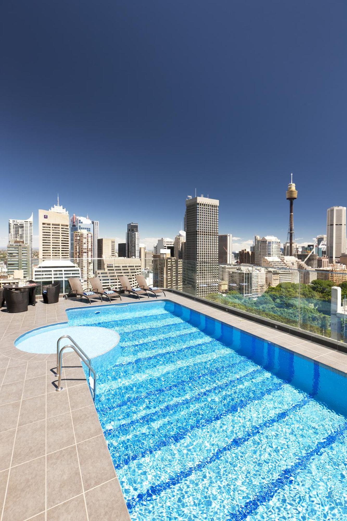 Pullman Sydney Hyde Park Hotel Екстериор снимка The rooftop pool at the hotel
